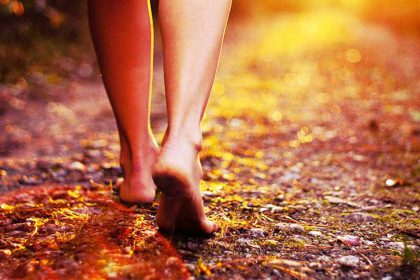 Berjalan Tanpa Alas Kaki Berjalan Tanpa Alas Kaki