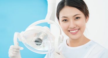 Portrait,Of,A,Lovely,Dental,Assistant,With,A,Toothy,Smile Serba-Serbi Dokter Gigi