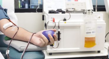 Blood,Plasma,Donation,Process,,Hand,Squeezing,A,Rubber,Ball Terapi Plasma Darah