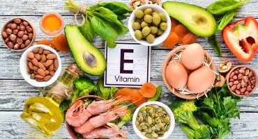 Food,Containing,Natural,Vitamin,E:,Spinach,,Parsley,,Shrimp,,Pumpkin,Seeds, Kekurangan Vitamin E Bahayakah?
